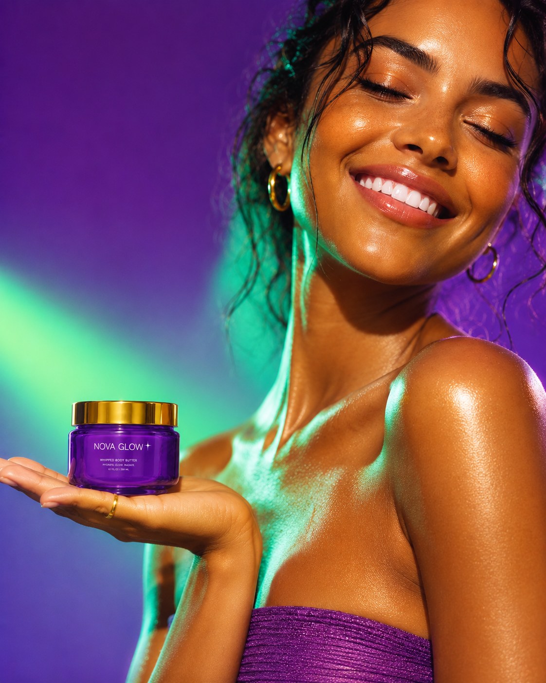 Modèle souriante à la peau glow dorée tenant le pot Cloud Butter™ NOVA GLOW